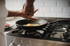 What Are the Tips for Cooking With Cast Iron Skillets?