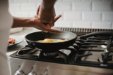 What Are the Tips for Cooking With Cast Iron Skillets?